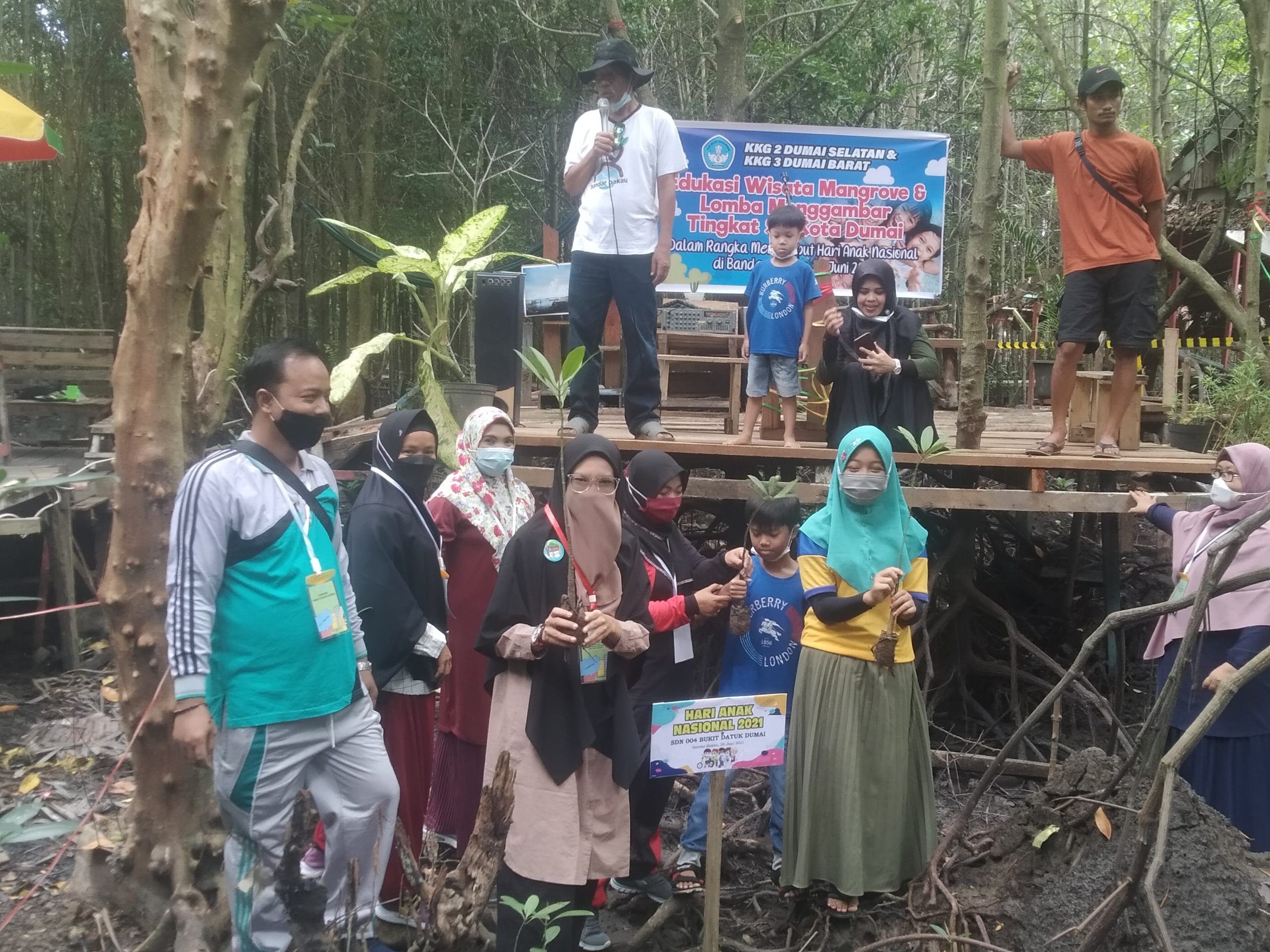 Kelompok Kerja Guru (KKG) 2 Dumai Selatan dan 3 Dumai Barat saat akan melaksanakan penanaman pohon manggrove bersama peserta di kawasan Bandar Bakau Kota Dumai.