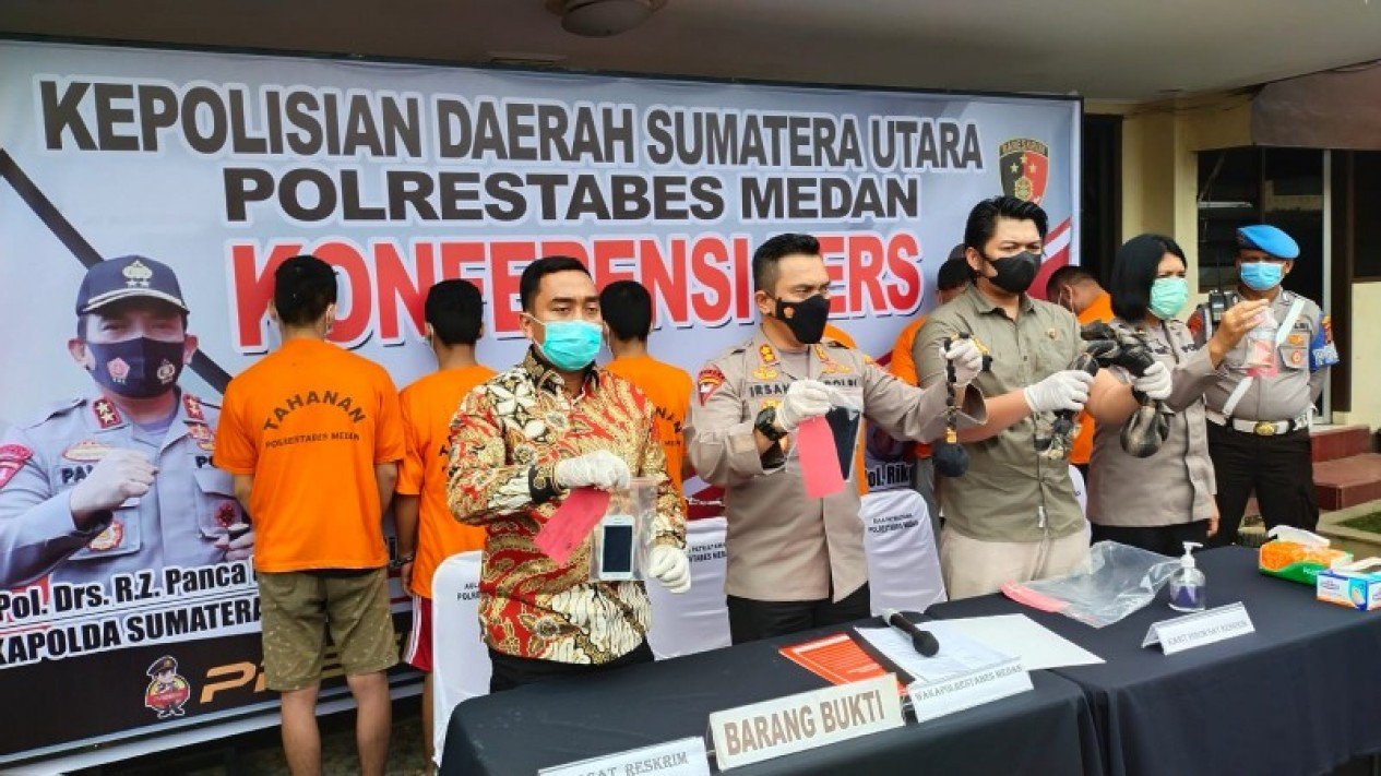 Wakapolrestabes Medan, AKBP. Irsan Sinuhaji saat memberikan keterangan pers kasus perampokan. (Viva.co.id)
