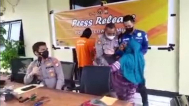 Viral Video Emak-emak Tendang Polisi