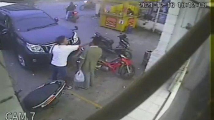 Pria Berpeci Hitam Di Pukul Pengemudi Mobil Mewah