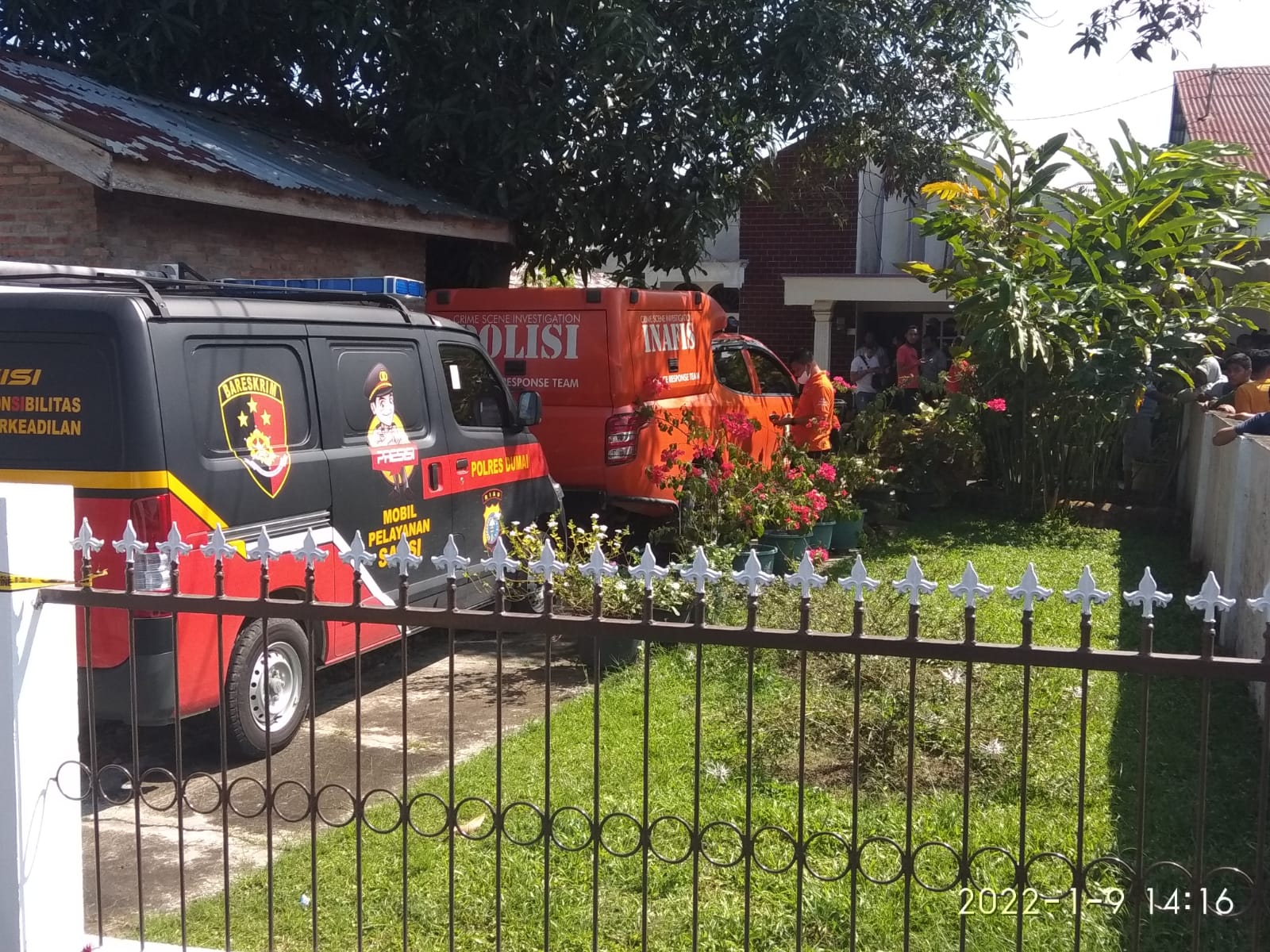 Tampak Foto Pihak Kepolisian Sedang Mengidentifikasi 