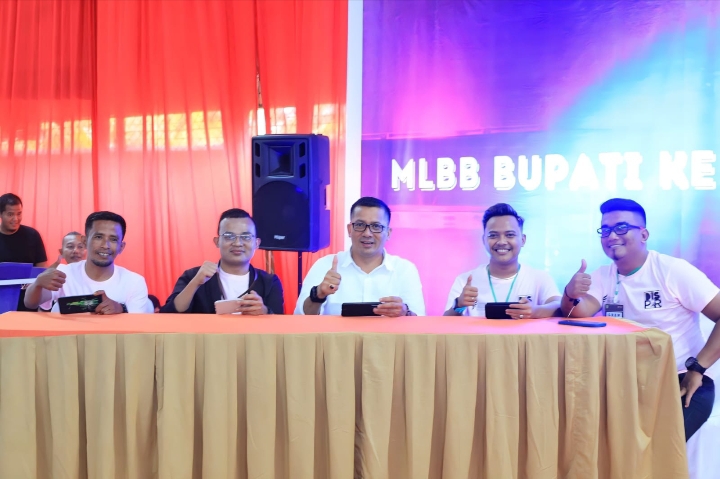Foto : Bupati Kepulauan Meranti, H. Muhammad Adil lakukan foto bersama dengan perwakilan peserta tournament.