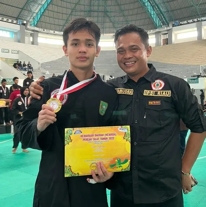 Foto : Peraih juara emas Syah Alam Barreq Samudra didampingi orang tua Rony Samudera