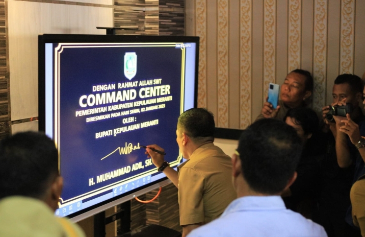 Foto : Bupati Meranti, H. Muhammad Adil lakukan peresmian Command Center