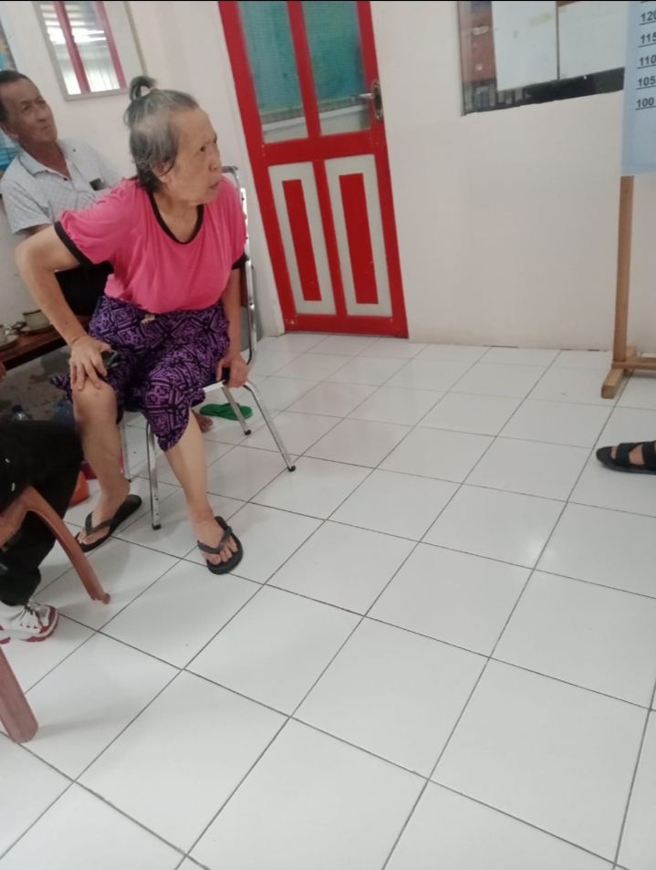 Foto : Terdakwa Surianti Tan ketika dikunjungi keluarganya di Lapas Selatpanjang, belum lama ini. 
