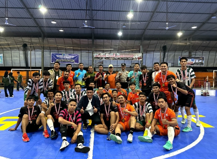 Foto : Asisten 3 Bidang Administrasi Umum, Sudandri Jauza, lakukan sesi foto bersama dengan juara terpilih dan panitia.