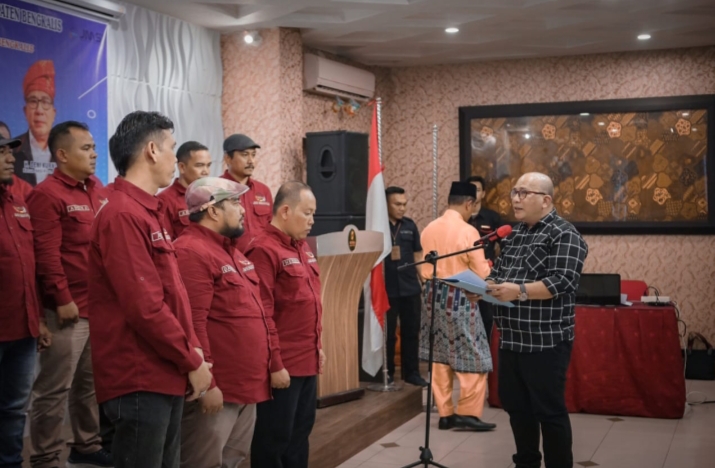 Foto : Ketua JMSI Riau H.Dheni Kurnia lantik Ketua dan Pengurus JMSI Bengkalis 