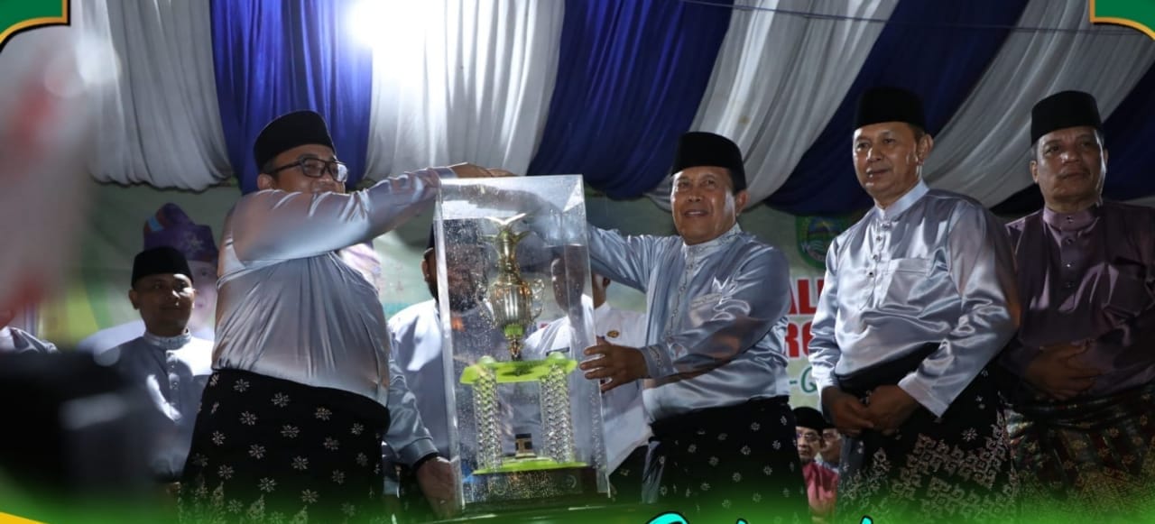 Ketua TP PKK Rohul Hj. Peni Herawati Sukiman dan Ketua GOW Rohul Sri Yulita saat menyaksikan Pembukaan MTQ ke XXIII
