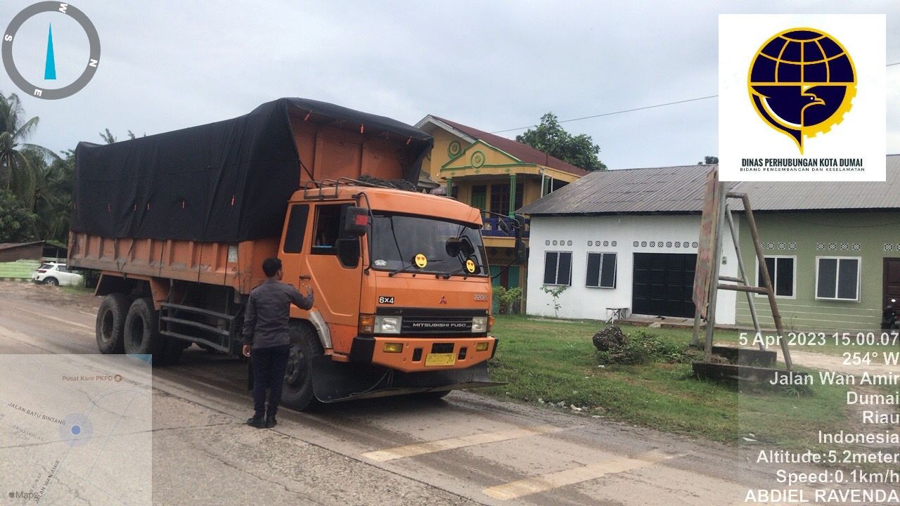 Tampak petugas Dinas Perhubungan Kota Dumai sedang memberikan peringatan kepada salah satu mobil angkutan barang