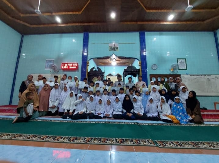 foto para santri, guru TPQ dan Mahasiswa KKN usai pembagian hadian perlombaan peringatan 1 Muharram