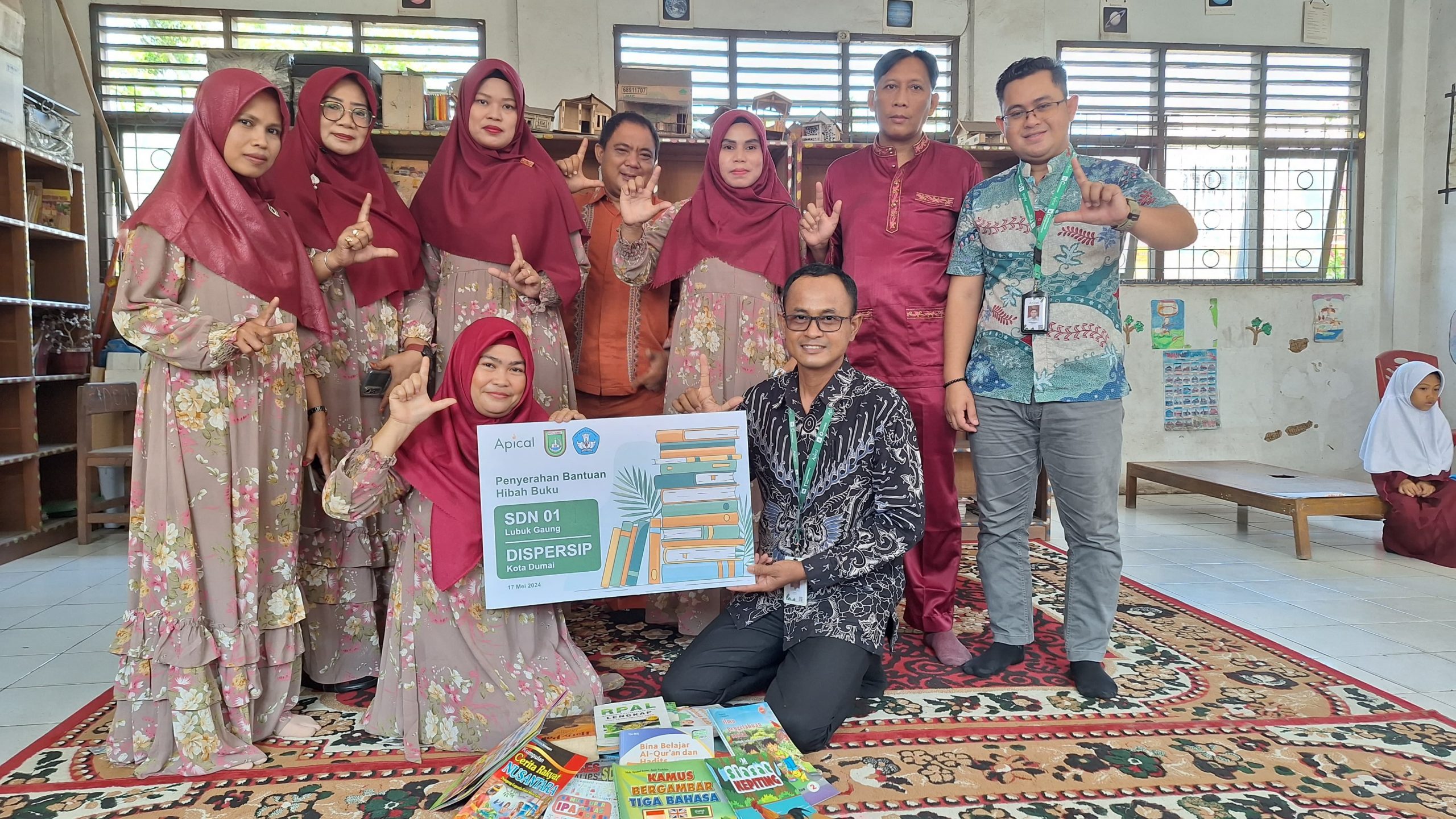 Peringatan Hari Buku Nasional dan Hari Perpustakaan Nasional, APICAL Serahkan Bantuan Buku ke Sekolah dan Dinas Perpustakaan dan Kearsipan Kota Dumai